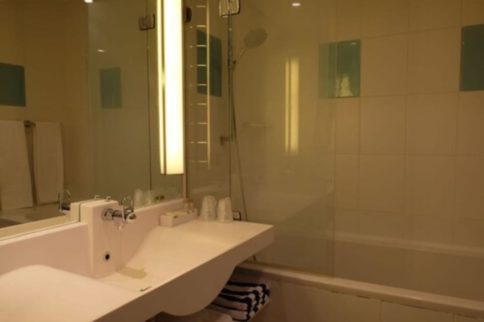Suite | Bathroom | Eco-friendly toiletries, hair dryer, towels