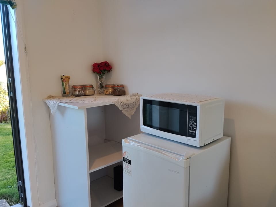 Deluxe Suite, Garden View | Private kitchen
