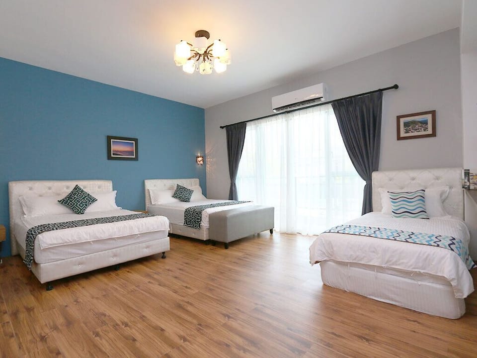 Quadruple Room, 2 Double Beds | Desk, WiFi (free), individually decorated, individually furnished