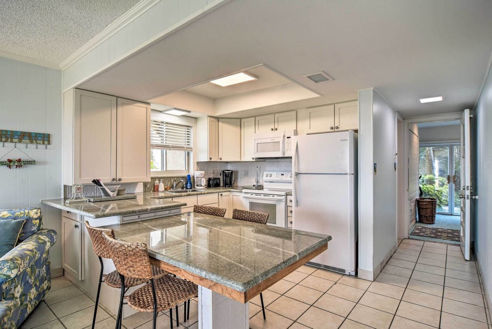 Dining Area | Dishware/Flatware Provided