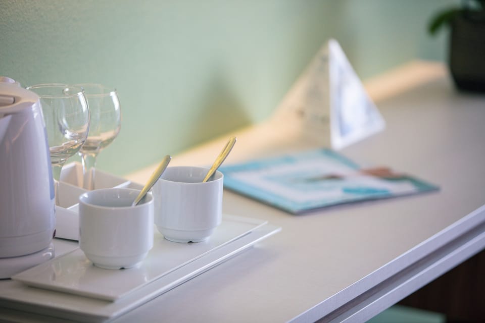 In-room safe, soundproofing, free WiFi, bed sheets