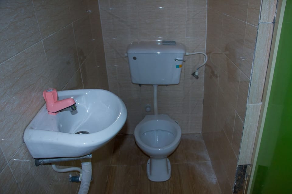 Shower, rainfall showerhead, free toiletries, towels