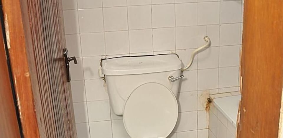 Shower, rainfall showerhead, free toiletries, towels