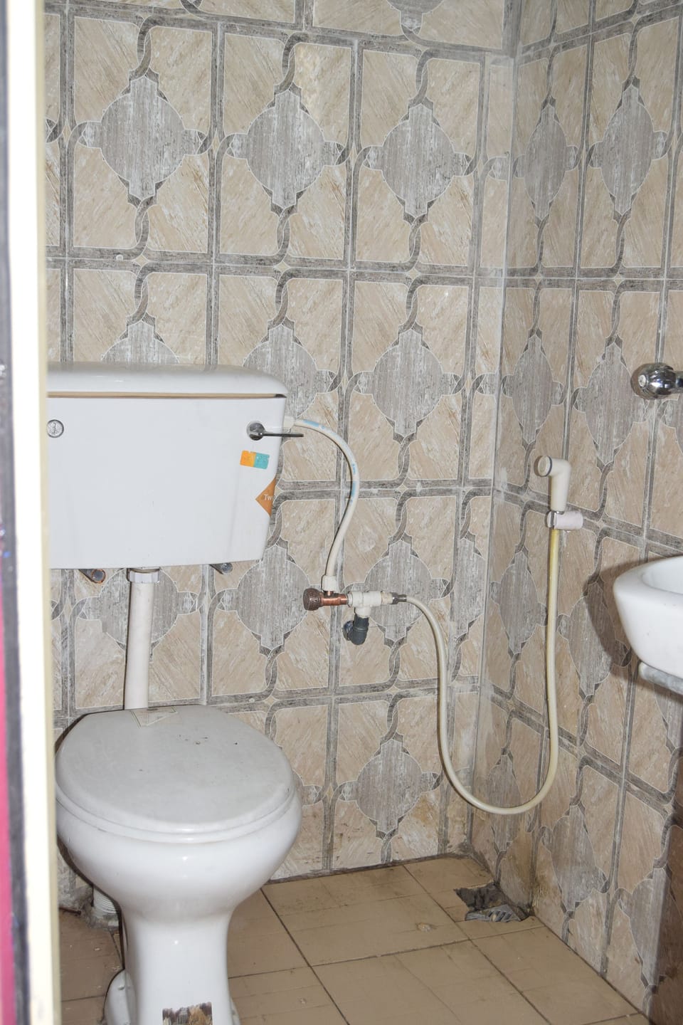 Shower, rainfall showerhead, free toiletries, towels