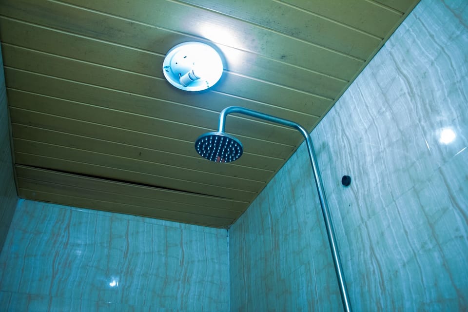 Shower, rainfall showerhead, free toiletries, towels