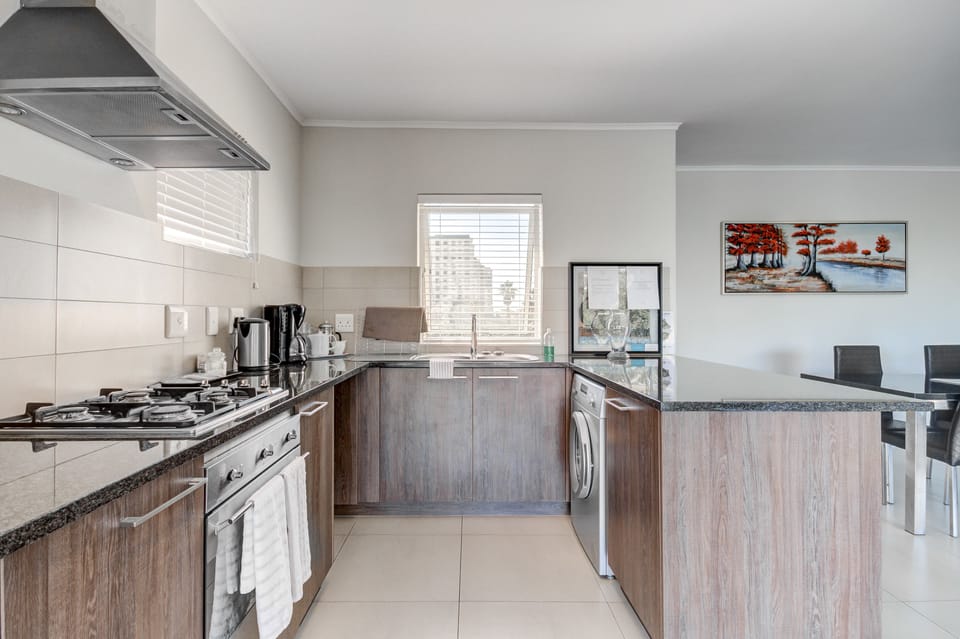 Luxury Apartment, 3 Bedrooms, City View, Corner | Private kitchen | Fridge, microwave, oven, stovetop