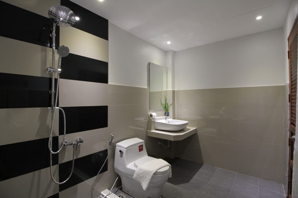 Superior Twin Room, 2 Twin Beds | Bathroom | Free toiletries, hair dryer, bathrobes, slippers