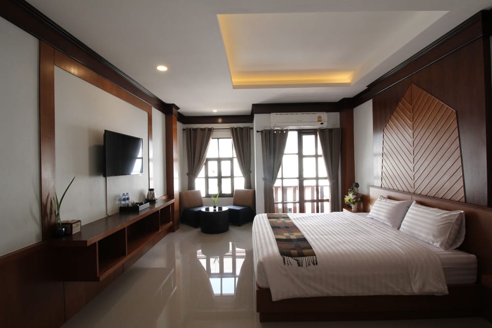 Deluxe Single Room, 1 Queen Bed | Premium bedding, minibar, blackout drapes, rollaway beds