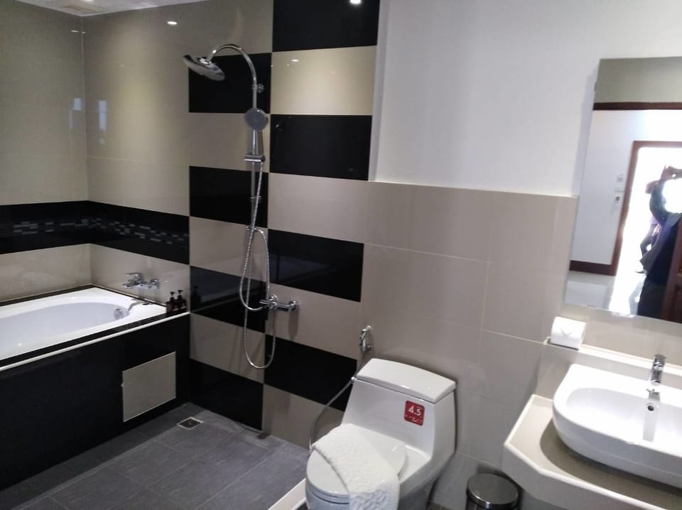Superior Twin Room | Bathroom | Free toiletries, hair dryer, bathrobes, slippers