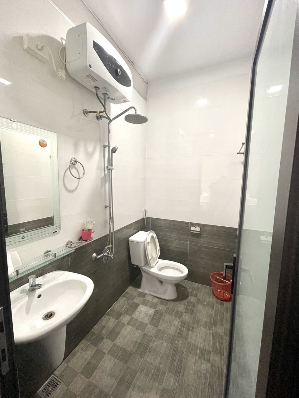 Family Room | Bathroom | Shower, free toiletries, hair dryer, slippers