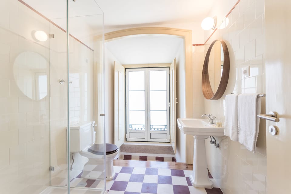 Suite | Bathroom | Shower, free toiletries, hair dryer, towels