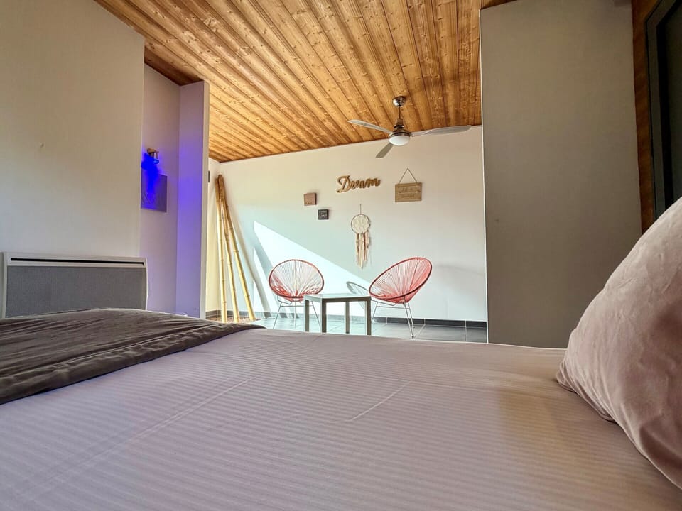 Suite, Ensuite | Individually decorated, individually furnished, desk, blackout drapes