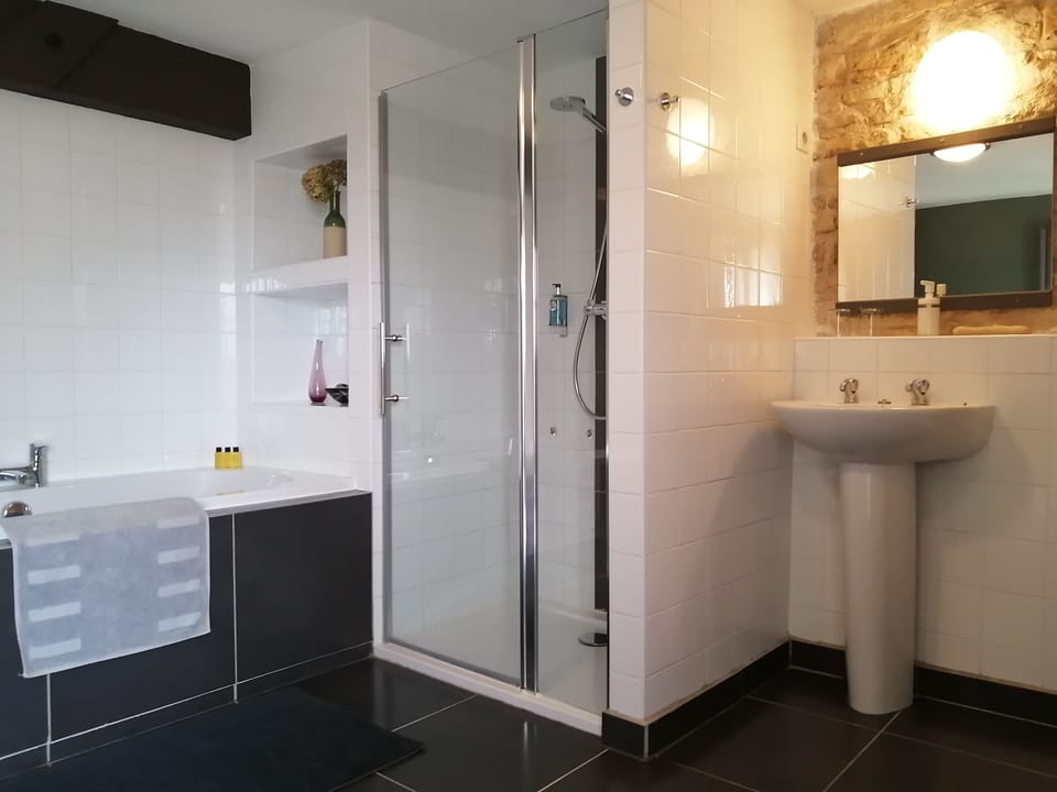 Double Room (La Charente) | Bathroom | Free toiletries, hair dryer, towels, soap