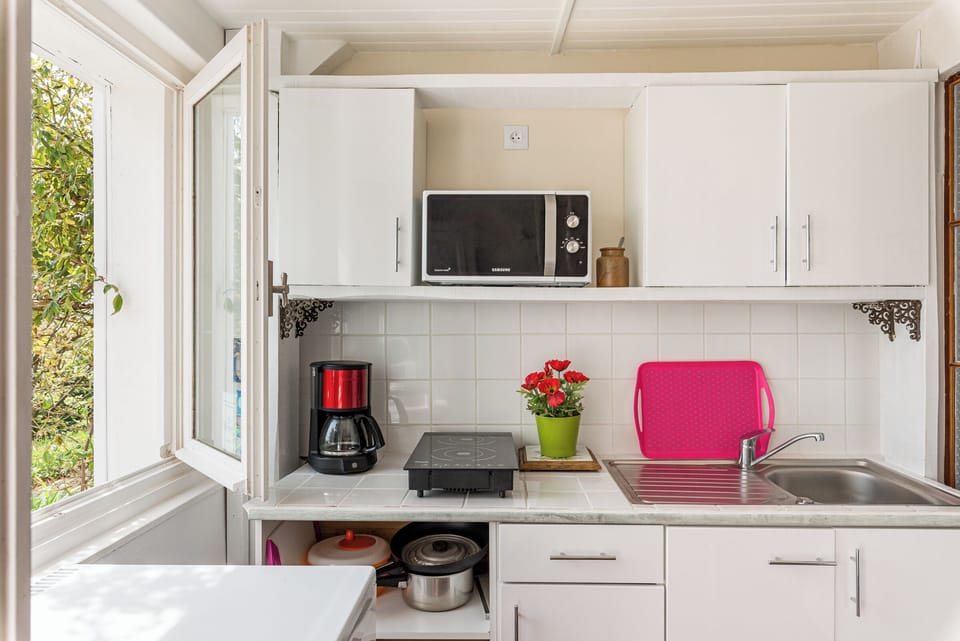 Chambre Appartement Goélette | Private kitchen | Coffee/tea maker, electric kettle
