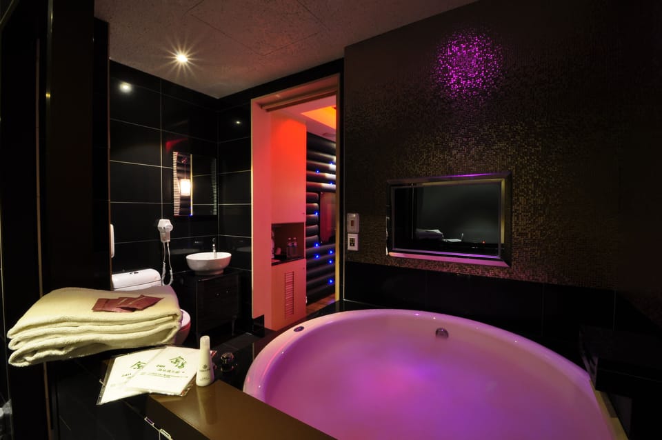 Classic Double Room | Bathroom | Spring water tub, free toiletries, hair dryer, slippers