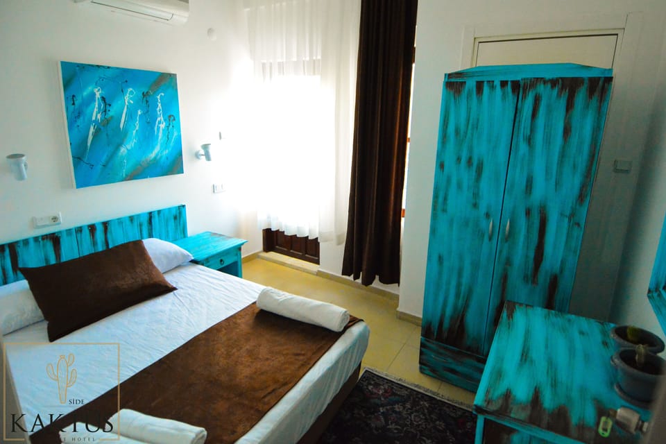 Exclusive Double Room, 1 Queen Bed | Hypo-allergenic bedding, in-room safe, desk, soundproofing