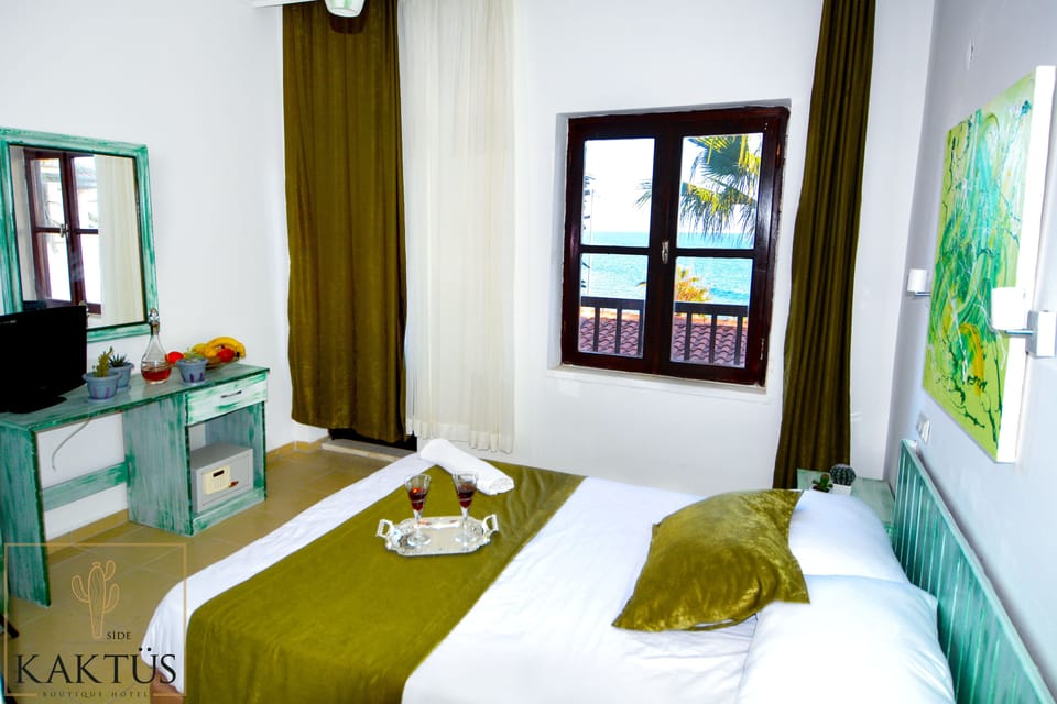Deluxe Double Room, 1 Queen Bed | Hypo-allergenic bedding, in-room safe, desk, soundproofing
