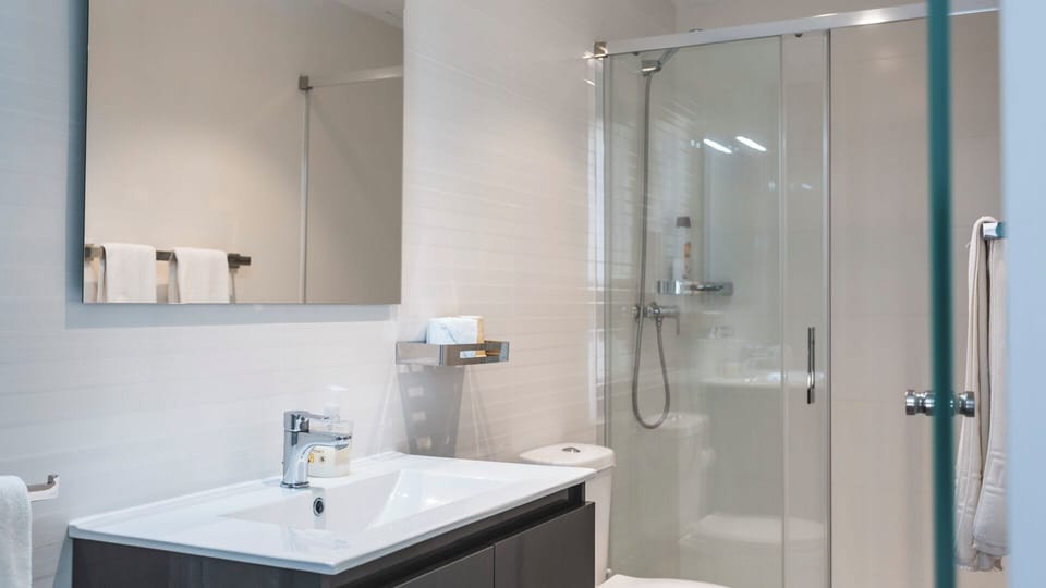 Superior Double Room | Bathroom | Free toiletries, hair dryer, towels