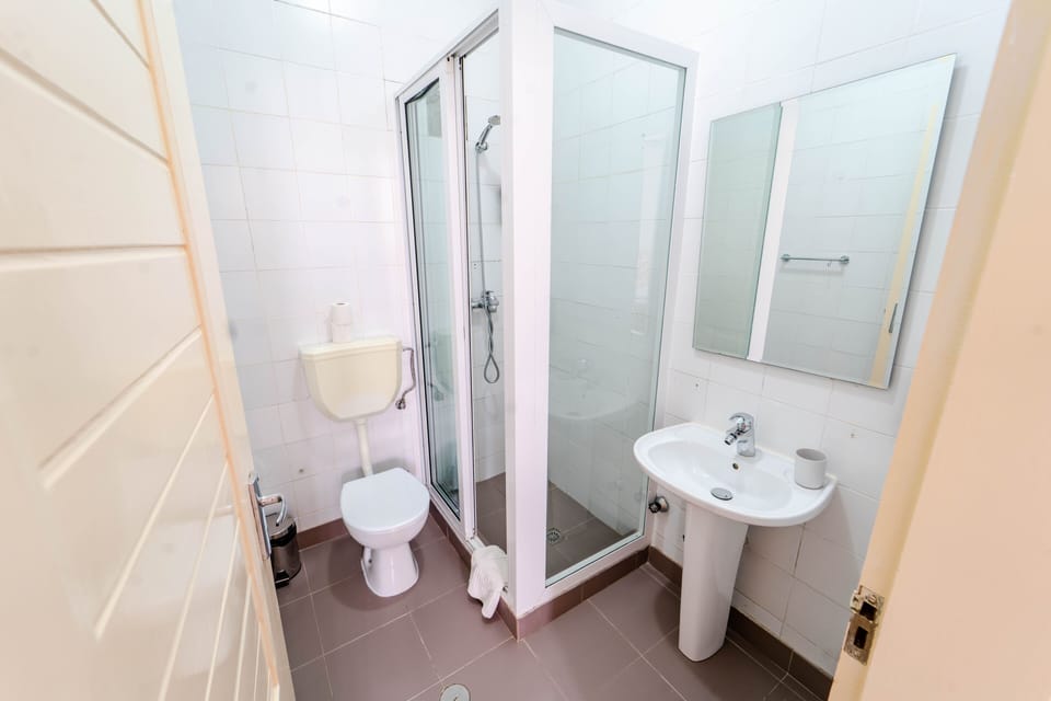 Shower, free toiletries, hair dryer, towels