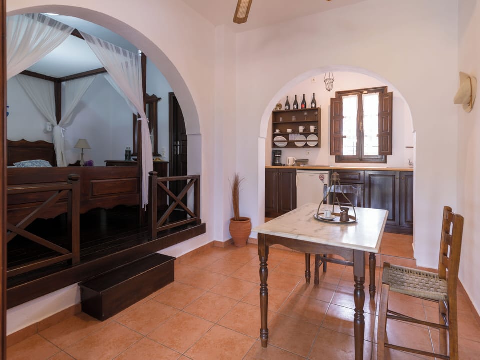 Studio | In-room safe, iron/ironing board, free cribs/infant beds, free WiFi