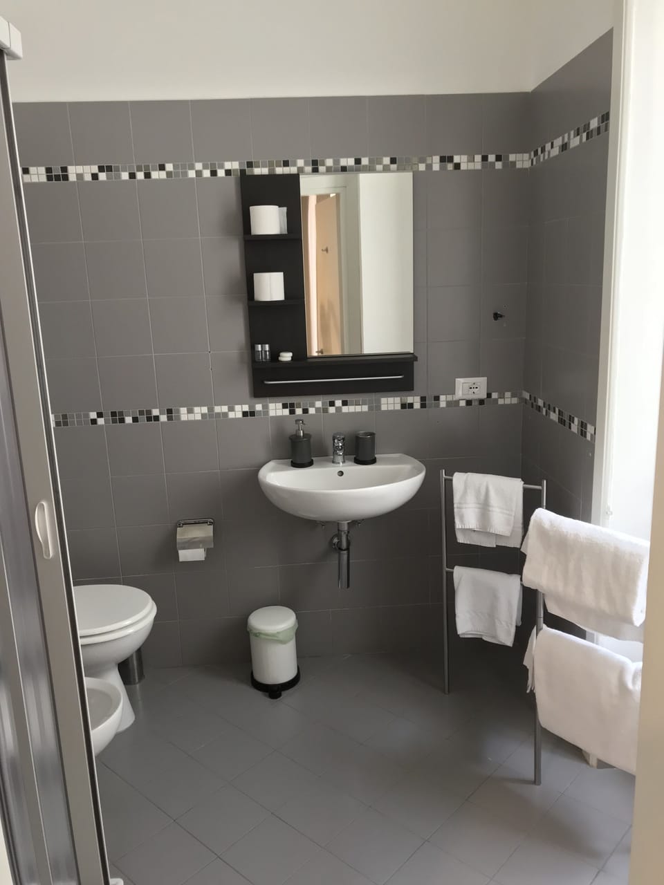 Double Room, City View | Bathroom | Shower, free toiletries, hair dryer, bidet