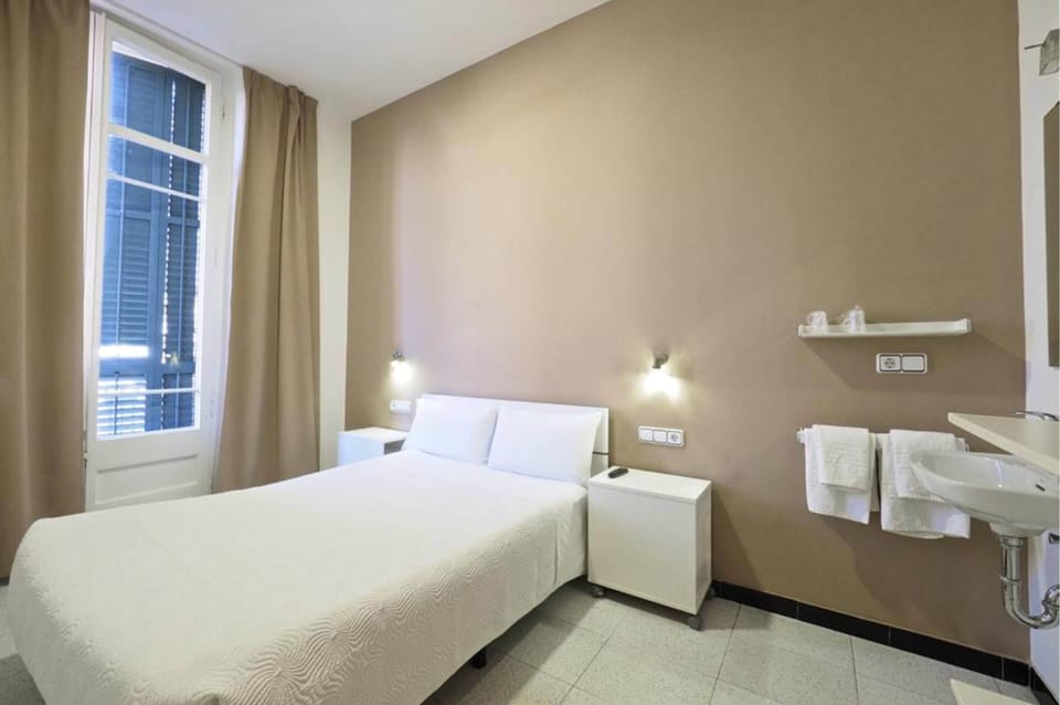 Double Room, 1 Double Bed, Shared Bathroom | Travel crib, free WiFi