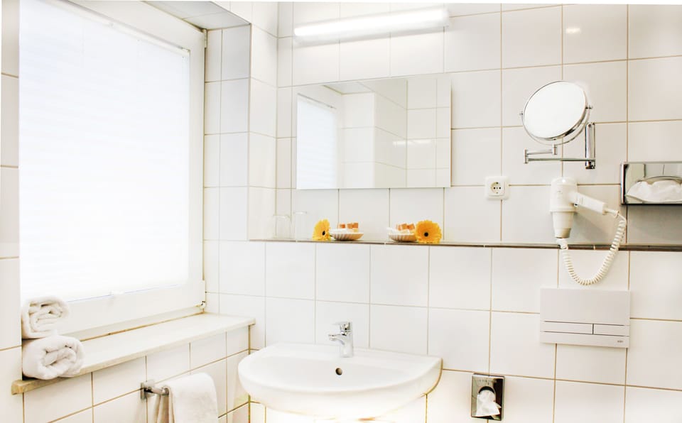 Family Room | Bathroom | Shower, eco-friendly toiletries, hair dryer, slippers