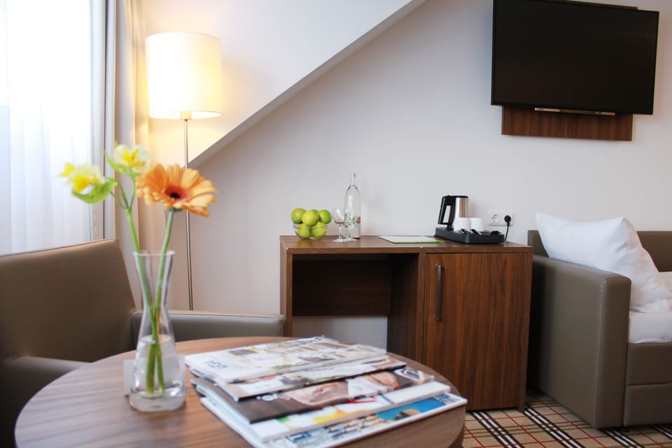 Superior Triple Room | Minibar, desk, soundproofing, iron/ironing board