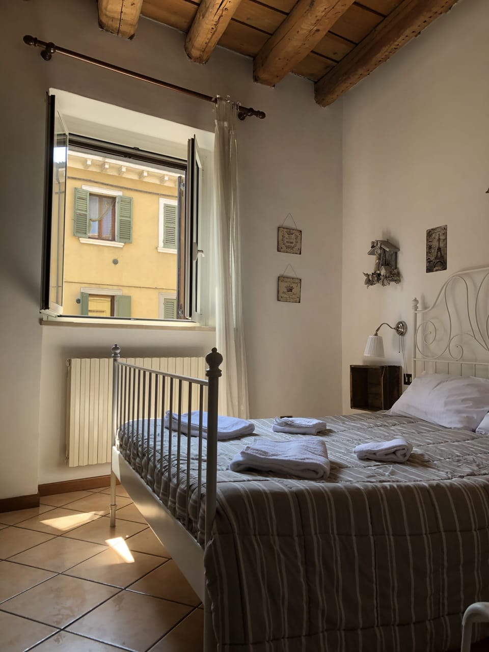 Double Room, Shared Bathroom | Blackout drapes, free WiFi, bed sheets