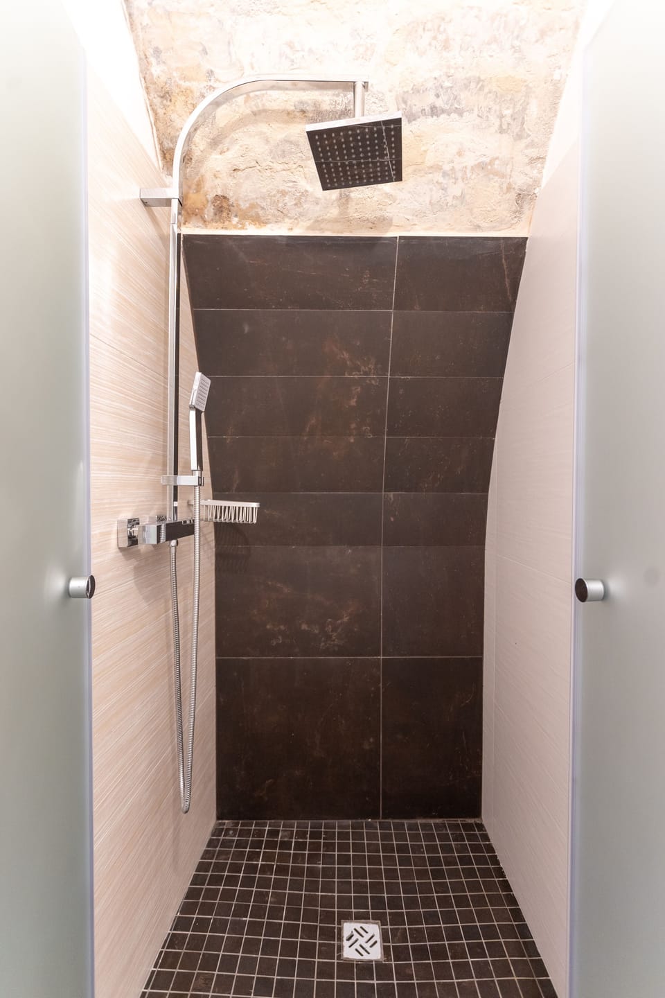 Comfort Triple Room | Bathroom | Shower, free toiletries, hair dryer, slippers
