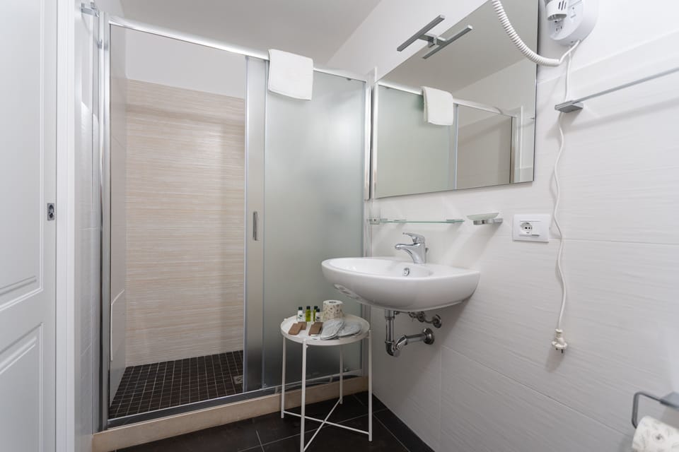 Exclusive Double Room | Bathroom | Shower, free toiletries, hair dryer, slippers