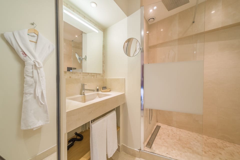 Royal Double Room | Minibar, in-room safe, individually decorated, individually furnished