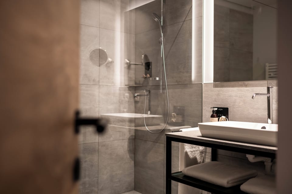 Family Suite (Pippi) | Bathroom | Shower, hair dryer, towels