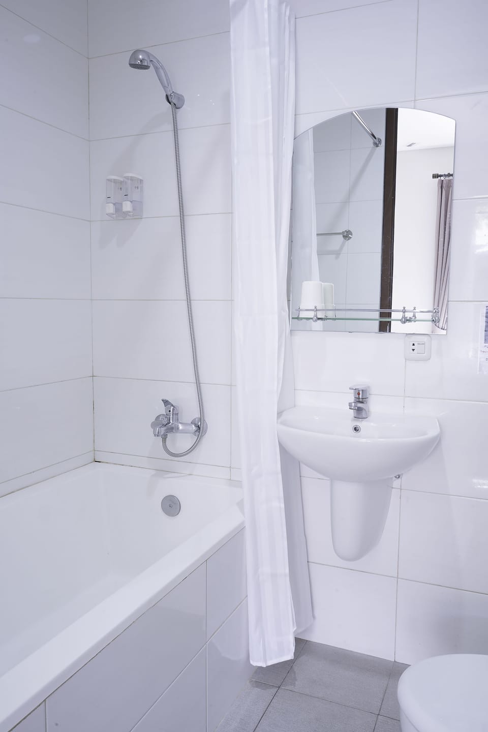 Shower, free toiletries, towels