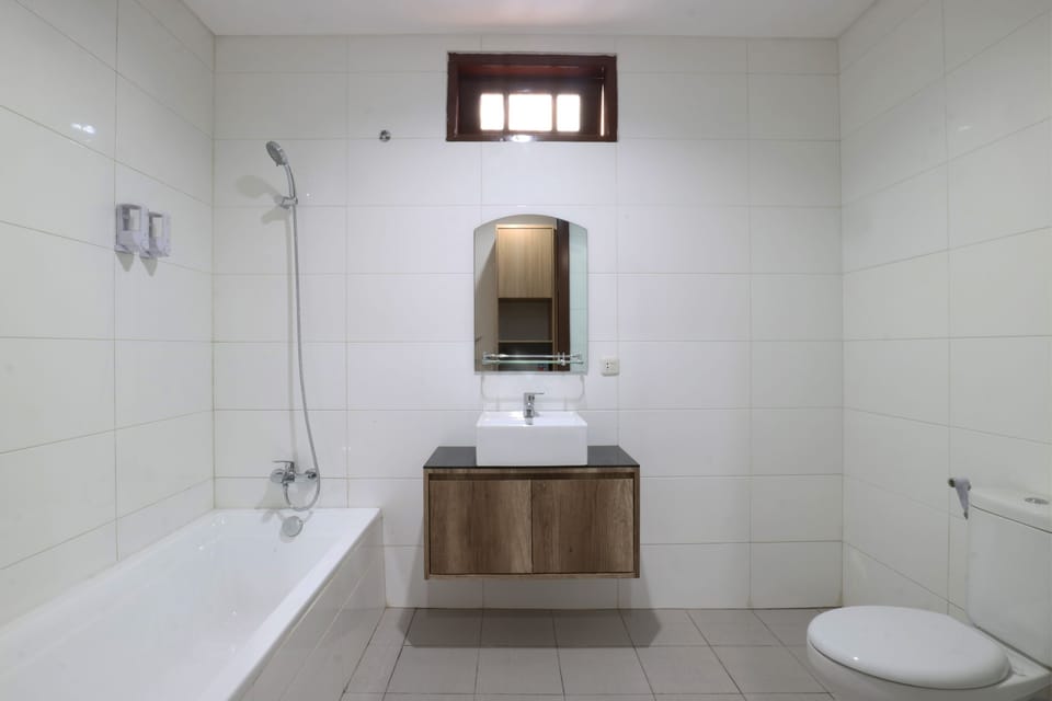 Deluxe Room | Bathroom | Shower, free toiletries, towels