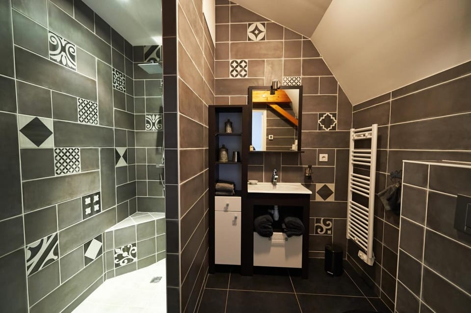 Jetted tub, free toiletries, hair dryer, bidet