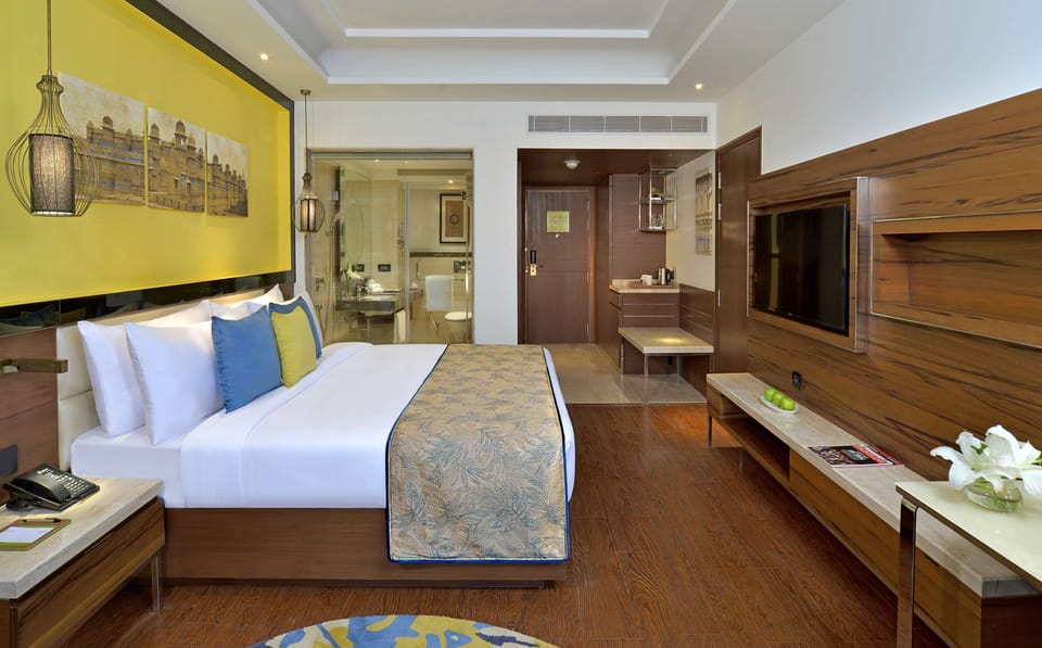 Superior Room | Minibar, in-room safe, desk, laptop workspace