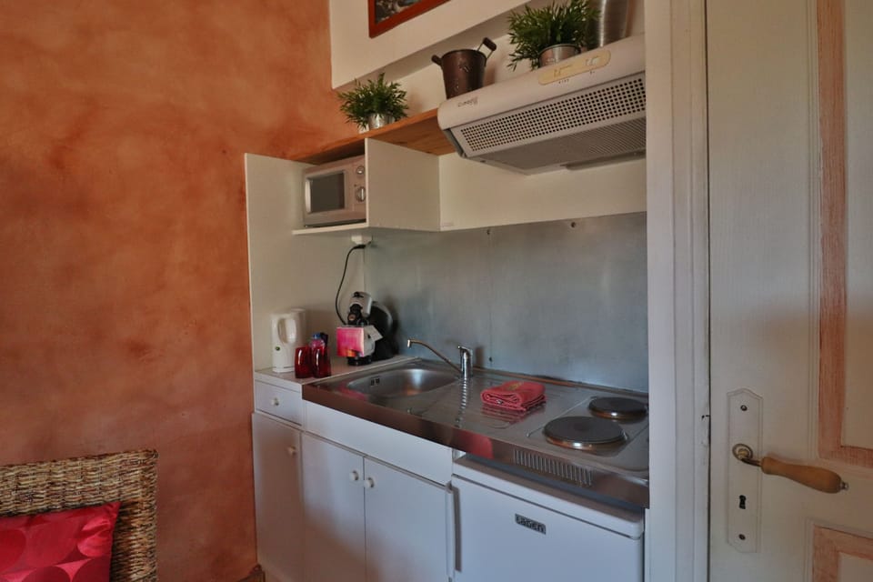 Triple Room (Cascade) | Private kitchenette | Shared fridge, microwave, espresso maker, coffee/tea maker