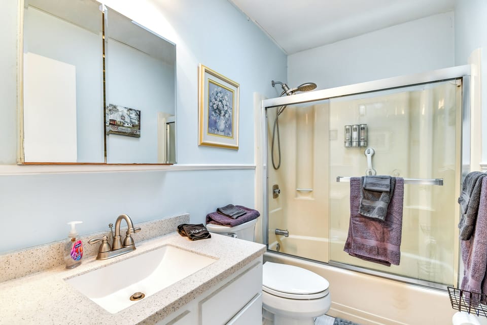 Full Bathroom | 1st Floor | Towels Provided