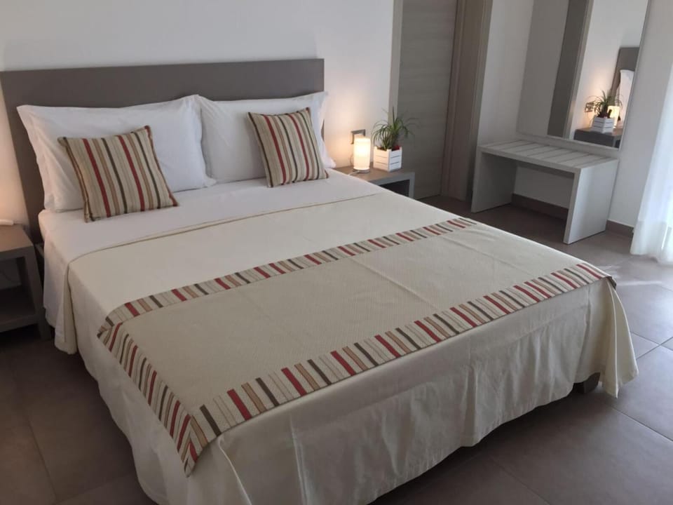 Premium bedding, in-room safe, free WiFi, bed sheets