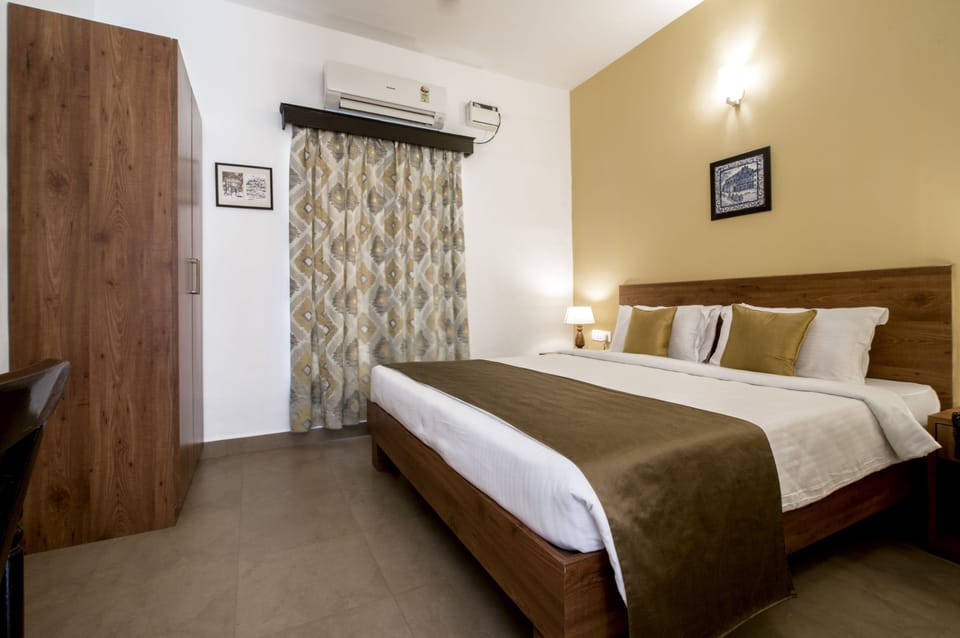 Premium Room | Premium bedding, blackout drapes, iron/ironing board, rollaway beds