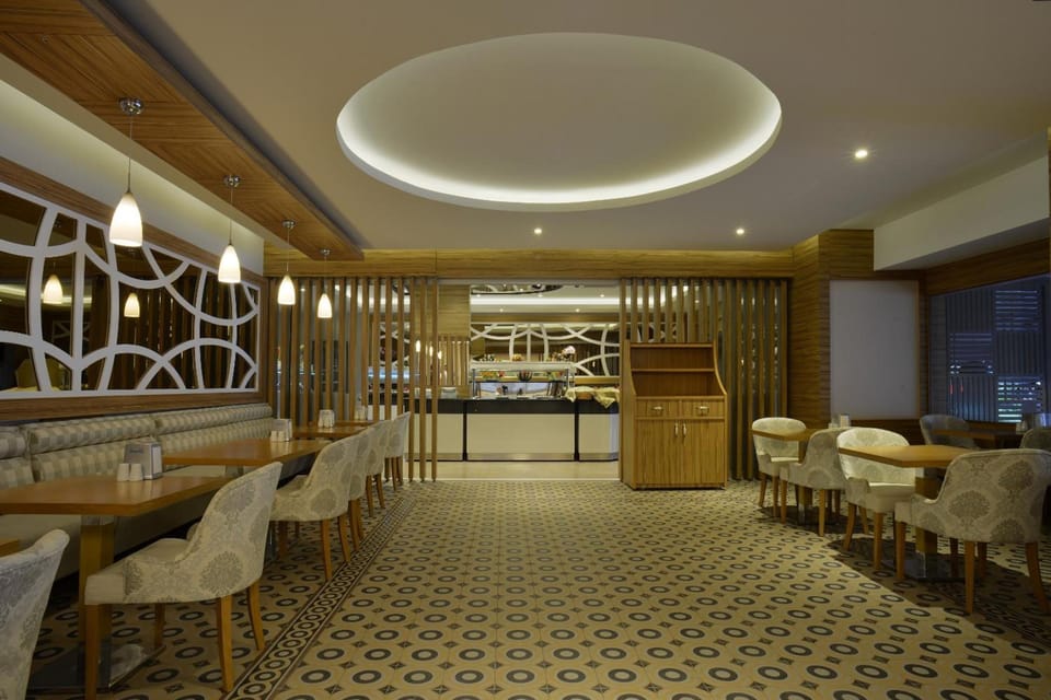 Lunch and dinner served, international cuisine