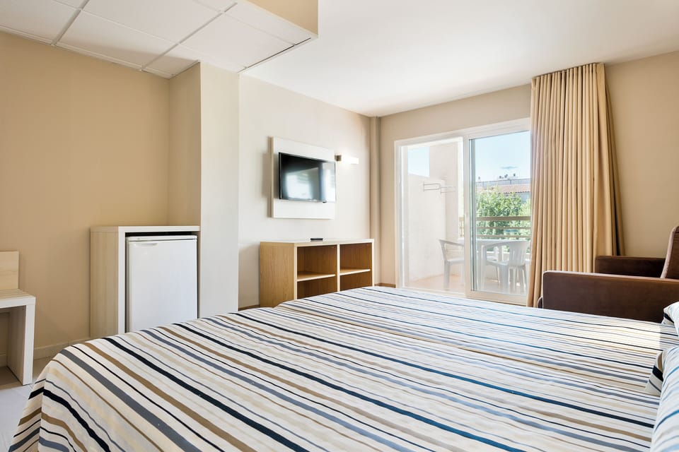 Minibar, in-room safe, desk, WiFi (free)