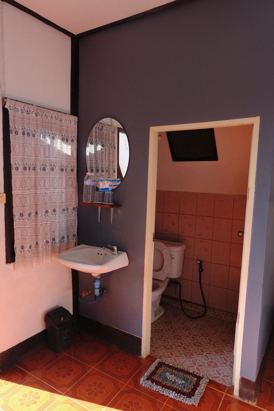 Shower, free toiletries, towels