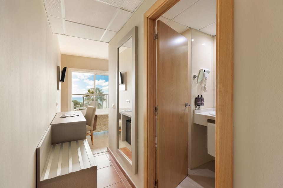 Bidet, towels