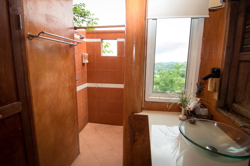 Deluxe Room | Bathroom sink