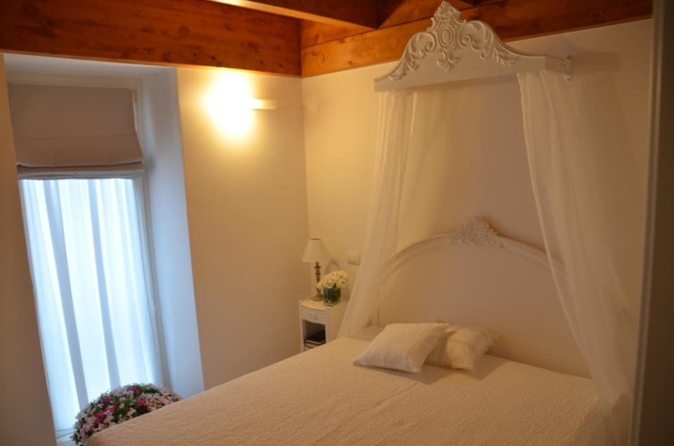 1 bedroom, Frette Italian sheets, premium bedding, down comforters