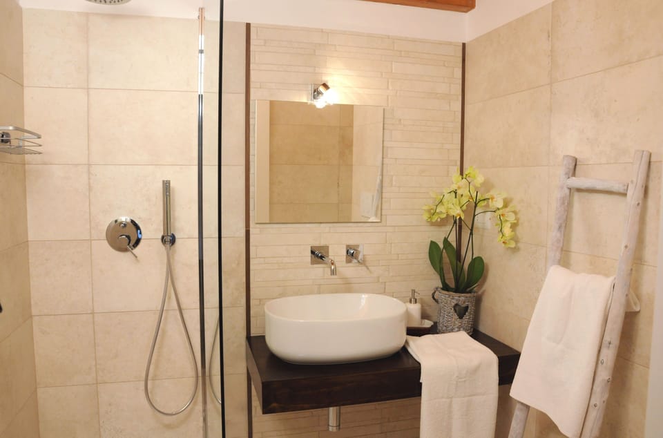 Comfort Double Room, 1 Bedroom, Non Smoking | Bathroom | Shower, rainfall showerhead, free toiletries, hair dryer