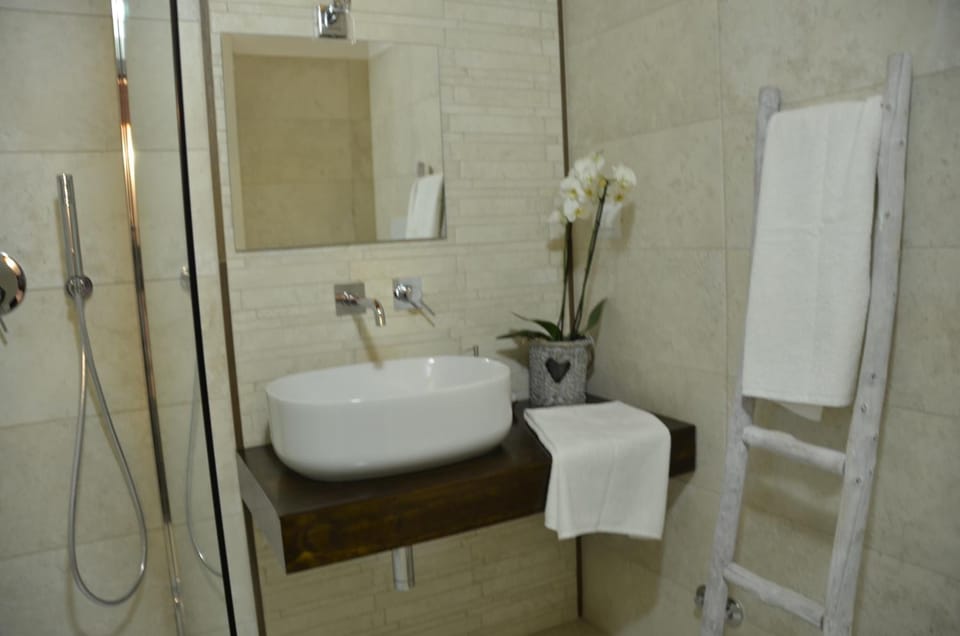 Shower, rainfall showerhead, free toiletries, hair dryer