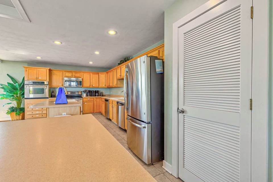 Top-Level Kitchen with Bar (seats 2)
